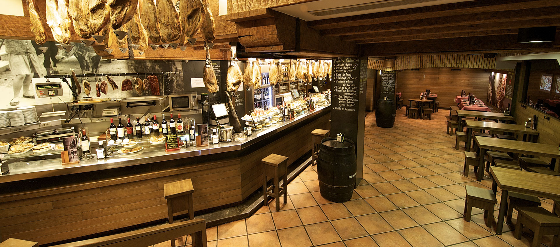Vista general de la barra y mesas del Bodegón Sarría
