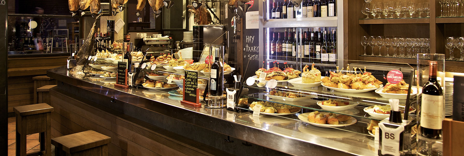 La barra de pintxos clásicos de Bodegón Sarría