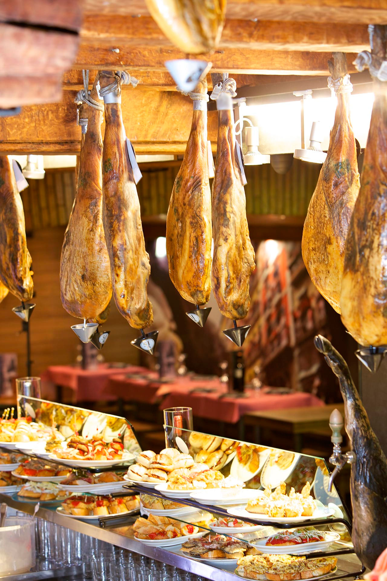 Jamón y pintxos en la barra de Bodegón Sarría