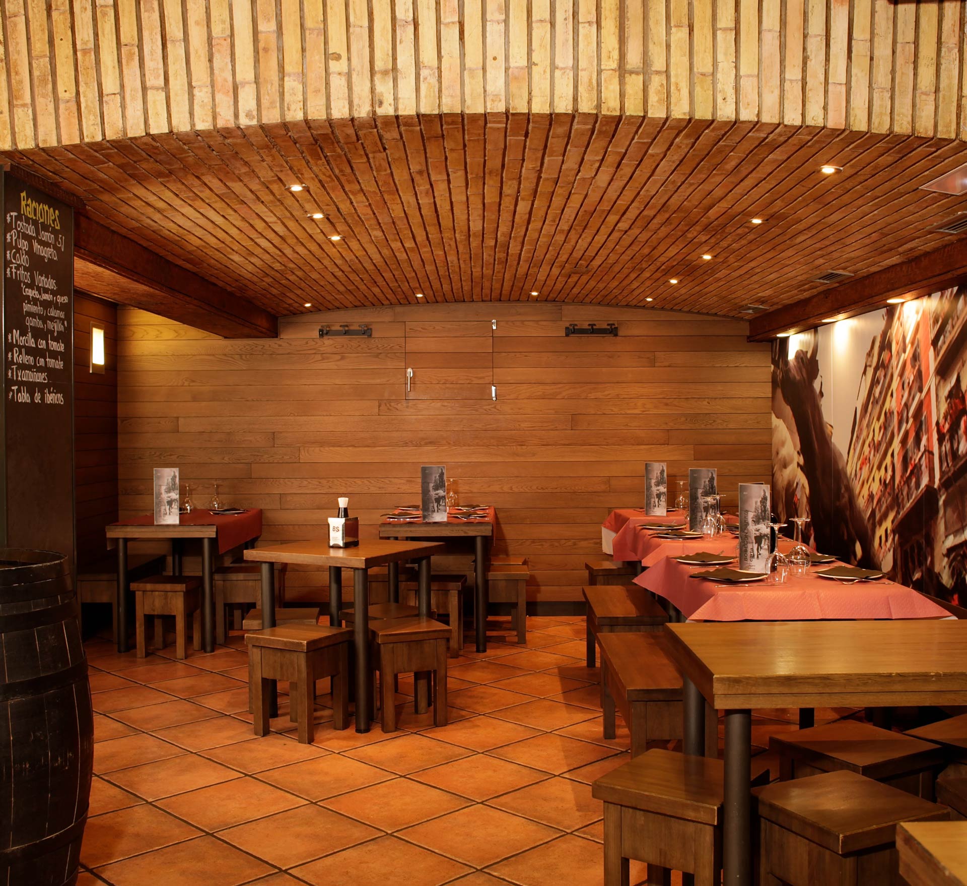 Mesas del comedor de Bodegón Sarría