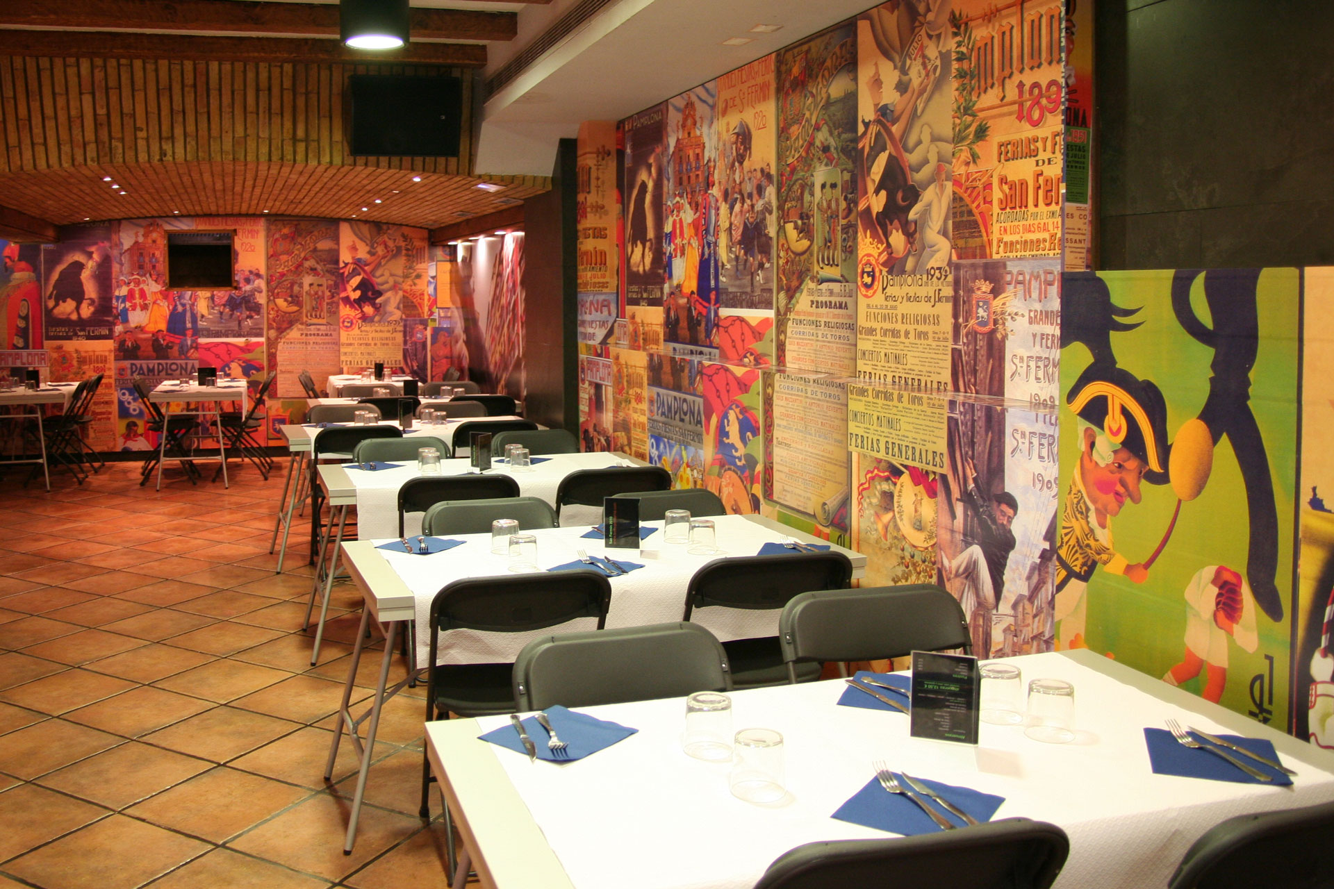 Mesas preparadas para los almuerzos de sanfermines en Bodegón Sarría