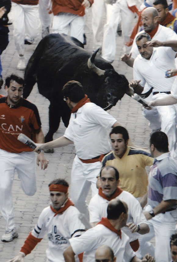 Imagen de un encierro de sanfermines en Pamplona